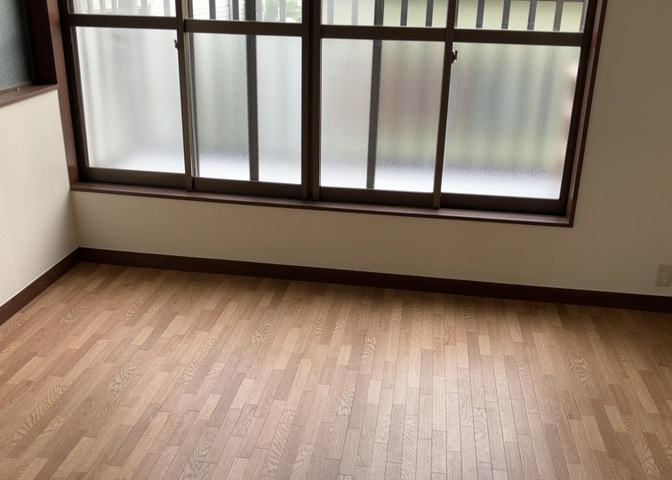 洋室のメリットは重い家具が置きやすく、身の回りが整理しやすいことです。　床がフローリングのため畳とは異なり凹みにくいです。　クローゼットなど収納が豊富で、普段使わない旅行カバンや服の整頓も簡単にです。