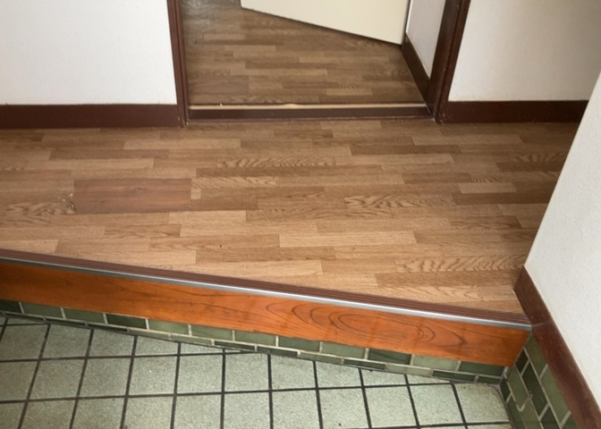 玄関は家の顔でもあり、家族以外の目にも止まる場所です。玄関は外との間を仕切る扉、靴などをしまっておく収納スペース、靴脱ぎのたたきスペース、来客とのやり取りをするドアホンなど複数のアイテムからなります。