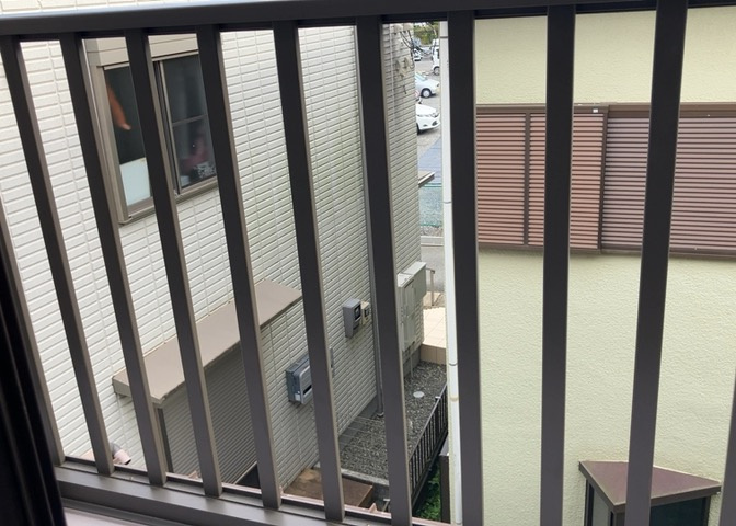 バルコニーは、室外の専用スペースのうち、「屋根がなく開放された空間」であるものを指します。ベランダより広いタイプのものが多く、日当たりもよいため家庭菜園などを楽しみたい人にとって適した環境となります。