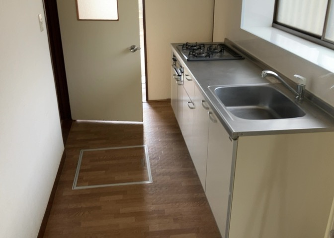 L型アイランドタイプは、キッチンからダイニングにもリビングにも目が行き届くので、とても使いやすい配置です。L字型独立タイプは、キッチンを独立させてるためLDKというよりもLDといった様なイメージです。