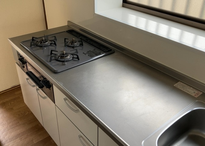 ダイニングとキッチンの間を扉や壁などで仕切らず、一体化させた間取りです。キッチンカウンターがついている物件ならば、食事をキッチンカウンターで取ることで、ダイニングスペースをリビングとして使用できます。