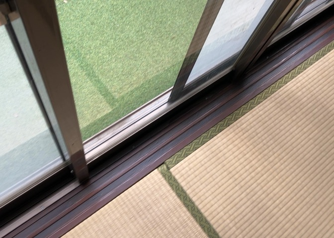 サッシは、ガラス窓に使用される金属製の窓枠です。一般的に住宅建築では、金属製建具工事の段階でガラス類・玄関などと同時に設置されます。種類や構造により断熱性能や遮音性能が異なるので現地でご確認ください。