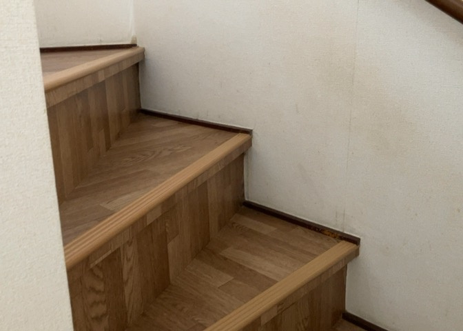 限られた敷地面積の場合、収納スペースを狭くして居室スペースを広く取ろうとすると、収納スペースがなくて困ることがあります。見学の際に各部屋に収納スペースがあるか、収納を置く場所はあるのか確認しましょう。