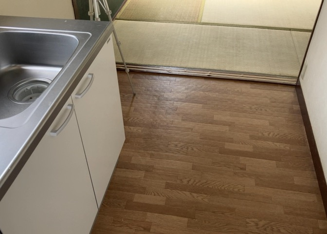 直線タイプはLとDKを一直線に並べた形で対面キッチンのタイプです。一般的なのでよく見かけるかもしれません。直線タイプに似た直接アイランドタイプは、キッチンとダイニングの間に壁がない分広く感じられます。