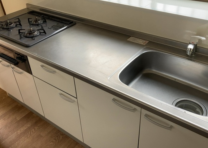 標準的なシステムキッチンの横幅は、165cm～300cm程度です。2100・2400・2550・2700などミリ単位で表記されます。普段どのように料理をするのかを想定しながら合ったサイズを選びましょう