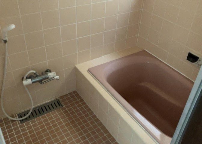 入浴時の快適さも大事なことですが、綺麗な状態を維持できなければ気持ちよく入浴できません。毎日の掃除が楽という点は大事なポイントになります！カビが生えにくく掃除がしやすい、壁や浴槽を選ぶといいでしょう。