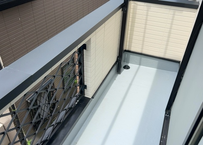 バルコニーは、室外の専用スペースのうち、「屋根がなく開放された空間」であるものを指します。ベランダより広いタイプのものが多く、日当たりもよいため家庭菜園などを楽しみたい人にとって適した環境となります。