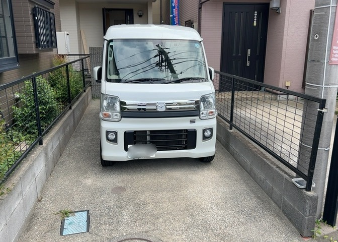 駐車場と明記されていても、最小スペースでつくられた駐車場だと大型車は駐車できなかったり、出入りしにくくなったりする可能性があります。お車のサイズと購入したい物件の駐車場のサイズを現地で確認しましょう。