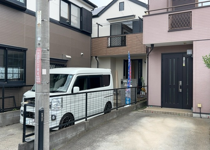 住宅用の土地では前面道路に2m以上接していなければならないと法律で定められています。しかし、お持ちの車のサイズやライフスタイルなどにより、2mでは利便が悪い場合もございますので、事前に確認しましょう。