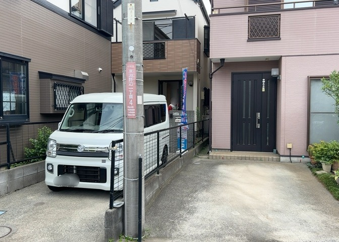 お持ちの車種によっては前面道路が広い方が便利でしょう。しかし、前面道路が広ければその分交通量が多くなるため、騒音などが気になる場合があります。実際に現地を見学し、周辺交通量や騒音などを確認しましょう！