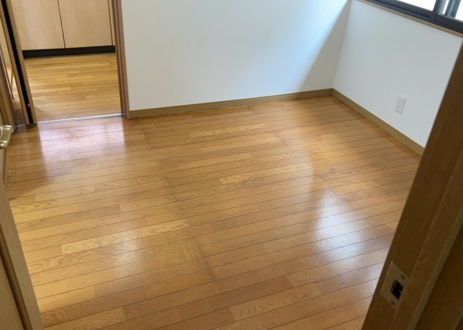 直線タイプはLとDKを一直線に並べた形で対面キッチンのタイプです。一般的なのでよく見かけるかもしれません。直線タイプに似た直接アイランドタイプは、キッチンとダイニングの間に壁がない分広く感じられます。