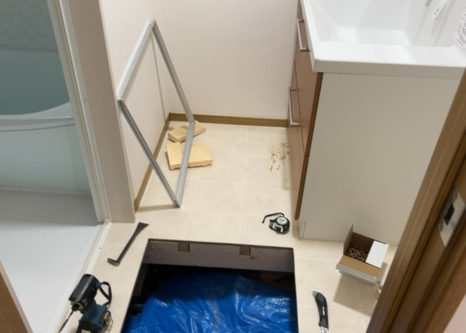 多くの戸建て住宅で見かける洗面脱衣所は、洗面台と洗濯機が2畳ほどのスペースに並べられていて、洗面所が脱衣所を兼ね備えている間取りが一般的です。お客様が利用することもある、パブリックな空間でもあります。