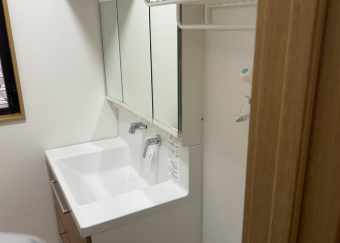 洗面化粧台では顔を洗ったり、身だしなみを整えることが本来の使い方ですが、用途によっては洗面化粧台に求められる機能が違ってくるため、ご自身や家族のライフスタイルに合ったものを選ぶことをおすすめ致します。