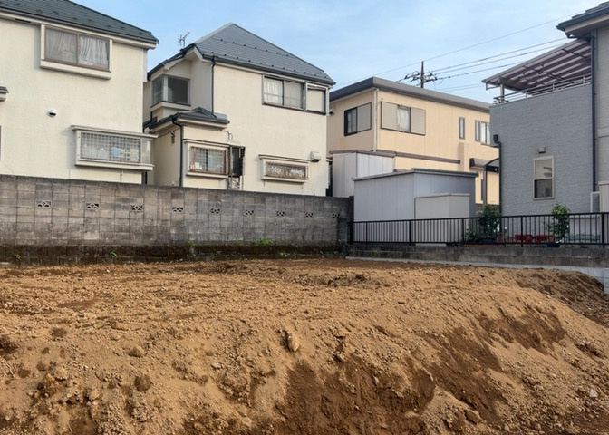 バルコニーは、室外の専用スペースのうち、「屋根がなく開放された空間」であるものを指します。ベランダより広いタイプのものが多く、日当たりもよいため家庭菜園などを楽しみたい人にとって適した環境となります。
