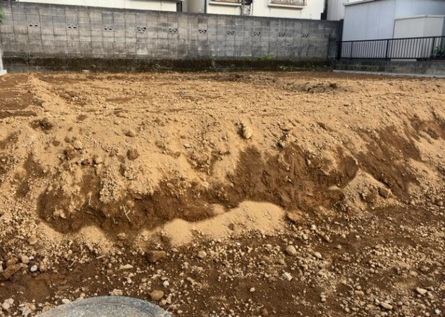 ベタ基礎とは、柱の位置に関係なく全体に基礎がある事を指し、面積が大きい分建物の重さを全体に分散できます。また、地面からの湿気や害虫を遮断でき、木造住宅で心配されるシロアリ被害を防ぐ効果も期待できます。