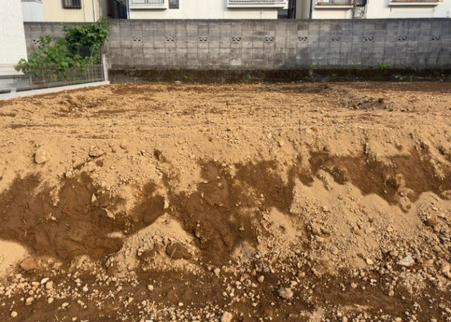 基礎パッキング工法とは、床下の換気確保のため基礎と土台の間に緩衝材を挟み込む工法です。土台の下に数十センチの間隔で設置されるため、全体的な隙間が生まれます。床下換気口に比べて高い通気性が確保されます。