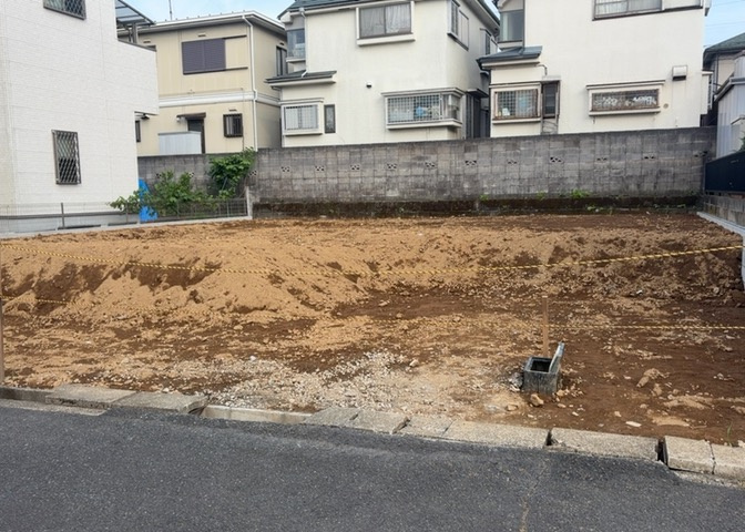 現地に行くなら、物件の周囲の地形がどうなっているかを見ることも大切です。周辺より低くなっている土地では、大雨などで水が集まりやすいため、地盤が弱くなっているということも考えられるため、注意が必要です。