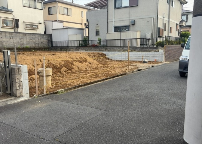 道幅が狭い場所は比較的土地の値段が低いことが多く、また交通量が少ないため騒音が少なく静かな環境で過ごせます。また、小さいお子様がいるご家庭も安心です。一方で車の駐車が難しいというデメリットもあります。