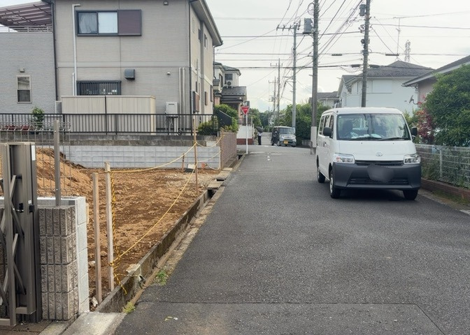 道幅が広い場所は日当たりや風通が良好です。幅が広いのですれ違いも可能ですし大きな車でも駐車可能！一方で、大型車が通ることも多くなるため交通量の増加により騒音に繋がります。また土地の値段が高くなります。