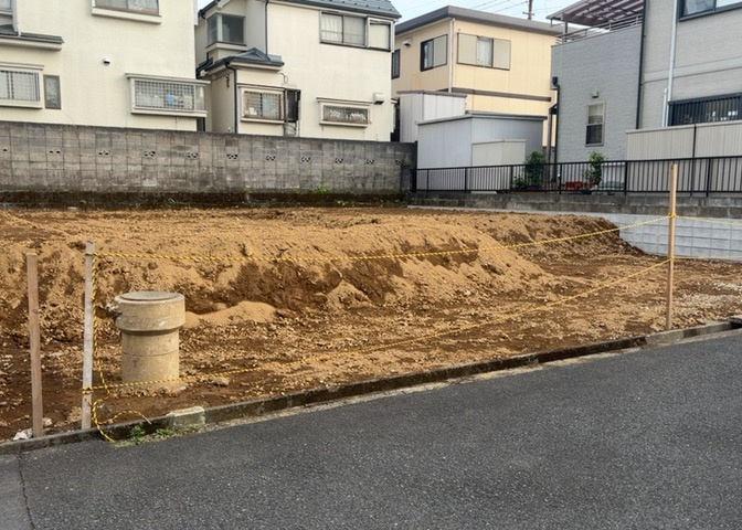 現在は更地となっています。現地をご見学に行く際は、道路の幅や周辺の交通量、施設などをご確認頂くことをおすすめします！ある程度イメージをつけたいという場合は、同売主の施工事例や完成パースもお見せします。