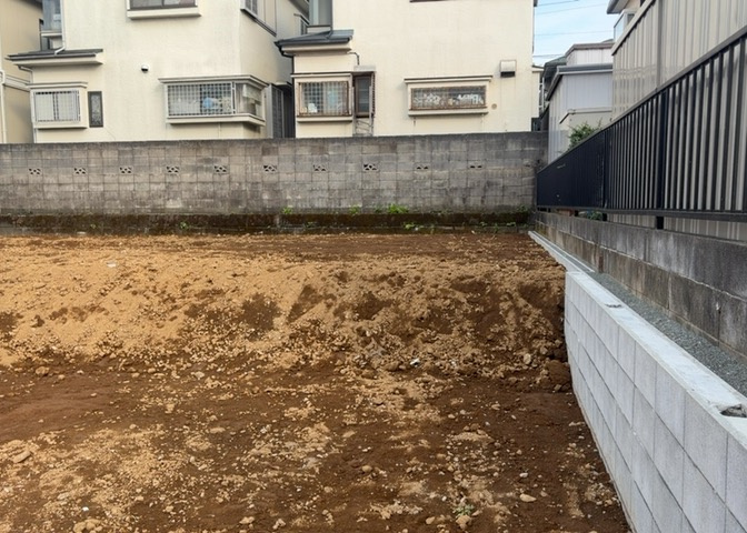 庭のある家に住むことのメリットとして、子どもたちの遊び場を確保できること、ガーデニングや家庭菜園を楽しめること、明るさを確保できることがあります。また、配置を工夫することでプライバシーが確保できます。