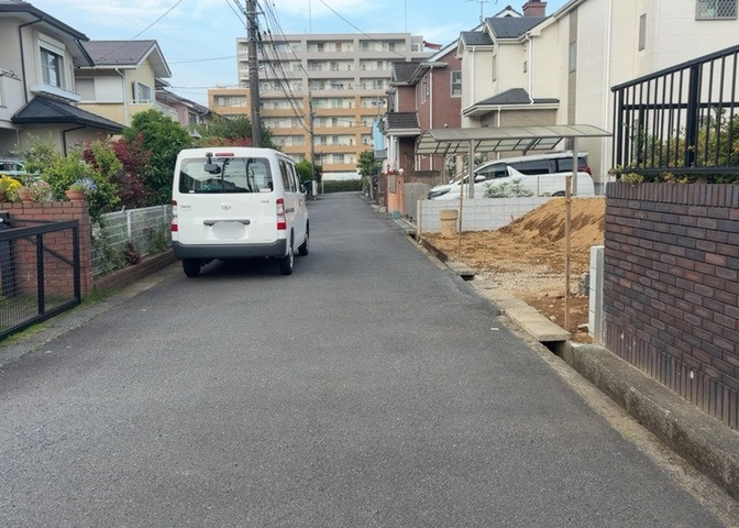 お持ちの車種によっては前面道路が広い方が便利でしょう。しかし、前面道路が広ければその分交通量が多くなるため、騒音などが気になる場合があります。実際に現地を見学し、周辺交通量や騒音などを確認しましょう！