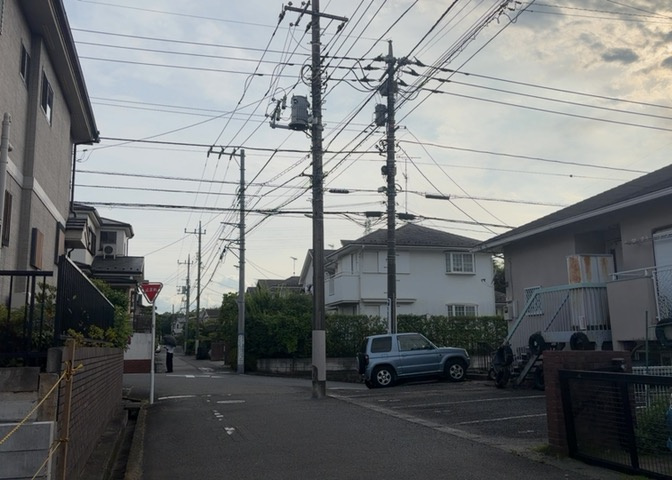 眺望を気にして物件を探す場合、前面に建物が建っていないか現地で確認しましょう！前面に建物があると景色はもちろん、日当たりや風通しにも影響が出てきます。住んだ時のことを想像しながら現地見学をしましょう。