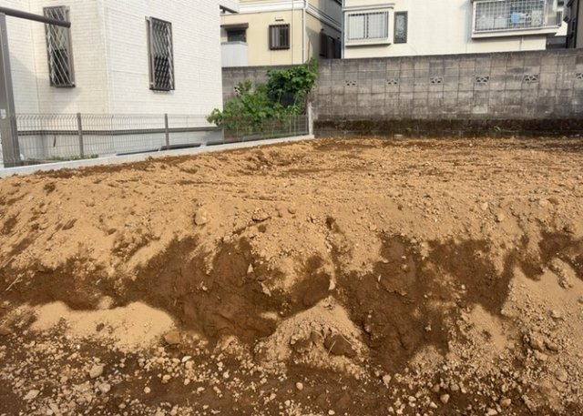 玄関は家の顔でもあり、家族以外の目にも止まる場所です。玄関は外との間を仕切る扉、靴などをしまっておく収納スペース、靴脱ぎのたたきスペース、来客とのやり取りをするドアホンなど複数のアイテムからなります。