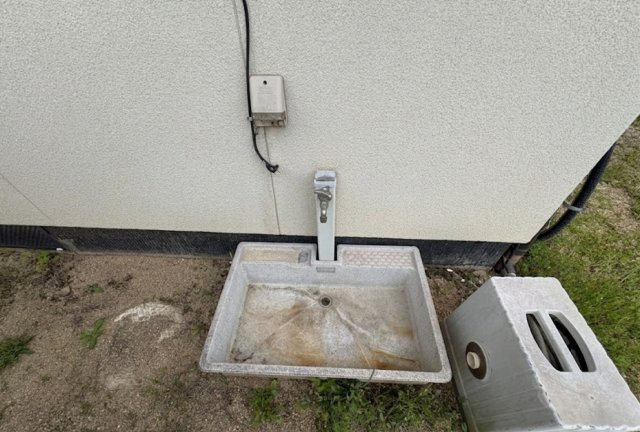 敷地内には便利な外水栓を設置しています。洗車や掃除、ガーデニングなど、戸建ならではの用途で活躍します。玄関まわりや庭スペースのお手入れもしやすく、日常生活の利便性を高めてくれる設備です。