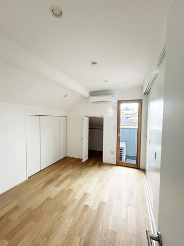 【目黒区下目黒5丁目 新築戸建の洋室】