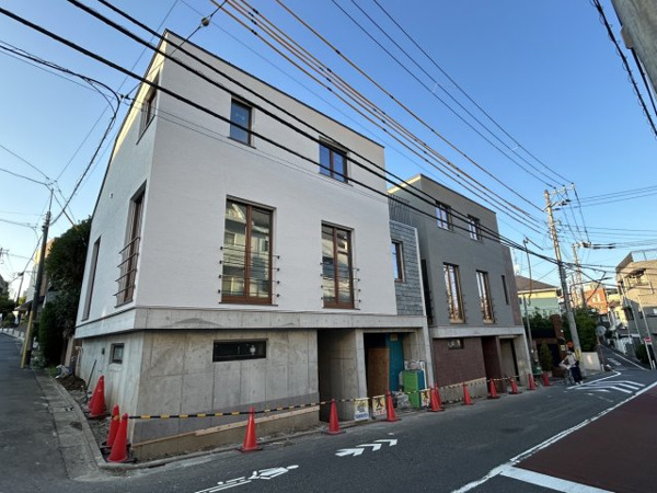 【目黒区下目黒5丁目 新築戸建の前面道路含む現地写真】