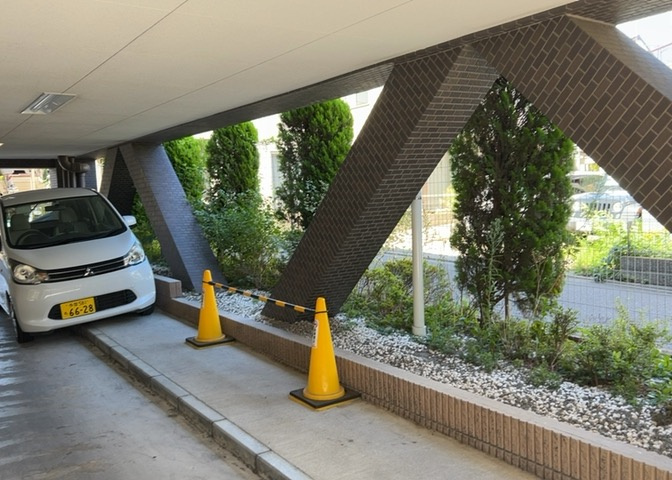 中庭（パティオ）とは、一つの建築物の内部に設けられた、壁などで囲われている庭のことを指します。コの字型、ロの字型が主流ですが、L字型の中庭もあります。最近では、インテリア性の高さからも人気があります。