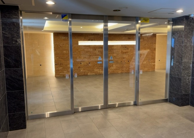 ラウンジは、マンションの共用スペースに椅子やテーブルなどを配置した利用者が寛げる空間です。屋内型ラウンジと屋外型ラウンジがあります。共用部分の管理状況と合わせて、詳細については現地でご確認ください。