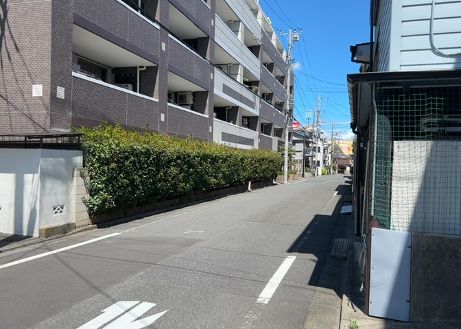 隣家の土地はどうなっているのか、生活利便施設が近くにあるのか、学校まで近いかなど、お客様のライフスタイルにあわせたイメージが重要です。また、近くにあると困る施設が近くにないかも確認するといいでしょう。
