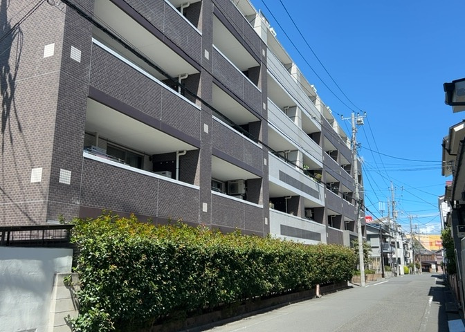 眺望の良さを楽しめるダイニングキッチンで家族団らんの時間を過ごしてはいかがでしょうか。バルコニーから見える景色を家族で眺める時間は、時間が経つのを忘れてしまいそうですね。是非、現地を見に行きましょう！