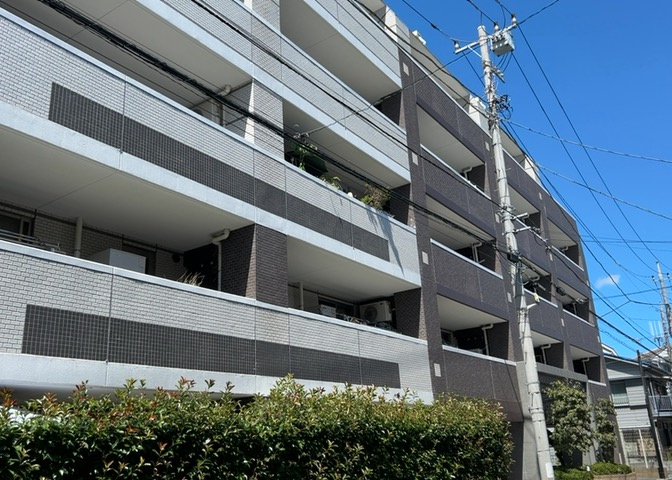 道幅が広い場所は日当たりや風通が良好です。幅が広いのですれ違いも可能ですし大きな車でも駐車可能！一方で、大型車が通ることも多くなるため交通量の増加により騒音に繋がります。また土地の値段が高くなります。
