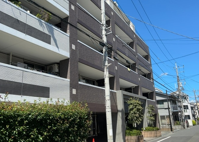 ＲＣ造、Reinforced　Concreteは直訳すると補強されたコンクリートです。主に柱や梁・床・壁が鉄筋とコンクリートで構成おり、鉄筋を組んだ型枠にコンクリートを流し込んで固めたものを指します。