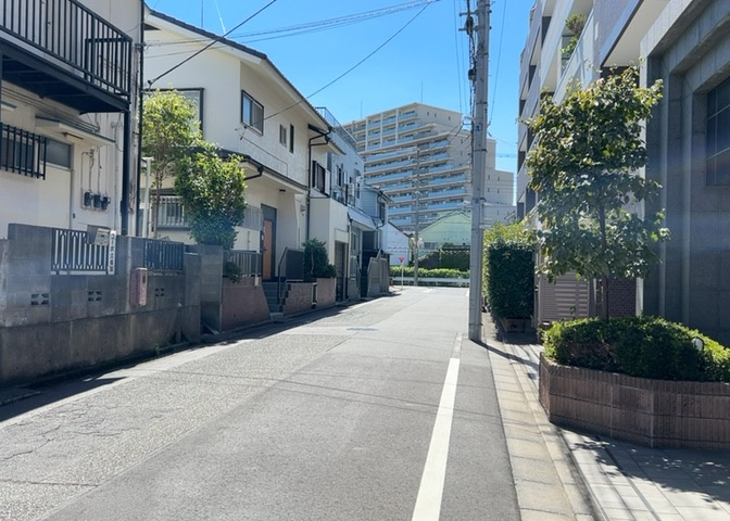 眺望を気にして物件を探す場合、前面に建物が建っていないか現地で確認しましょう！前面に建物があると景色はもちろん、日当たりや風通しにも影響が出てきます。住んだ時のことを想像しながら現地見学をしましょう。