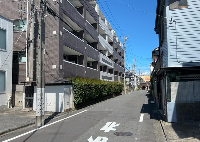 外観はマンション管理がされているかの目安になります。築年数が古いと、壁面は劣化してひび割れが生じることも！建物が古びていても細かいところが修繕されていると、きちんと管理されているなぁと感じるでしょう。