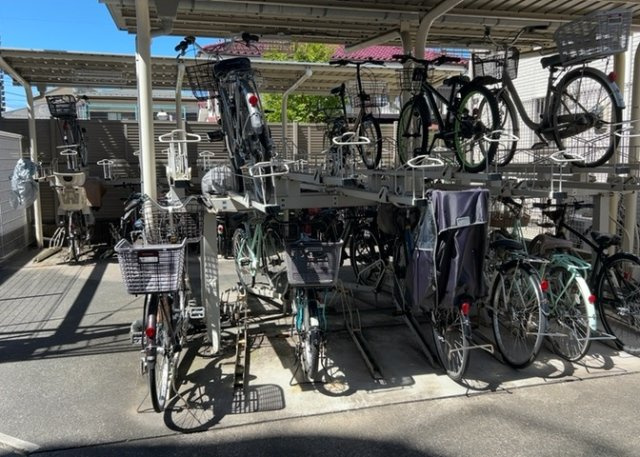 車一台あたりに必要なスペースは、標準サイズの普通自動車で横幅2m50cm、長さ5mは必要になります。ただし、乗降のことも考慮して横幅3m30cm、長さ5m50cmほどは確保できるところを選びましょう。