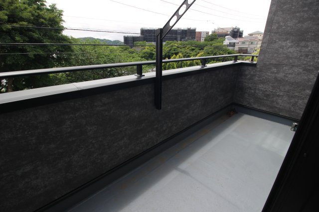 南側に面した広々とした奥行のあるバルコニー。前面は建物が無く開けておりますので、日当たり、風通し良好