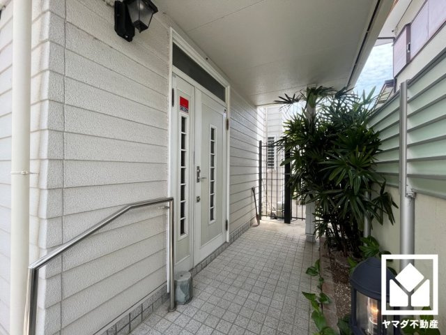 白を基調とした明るい玄関で、毎日を爽やかにスタート。清潔感あふれる空間が、訪れる人々を温かく迎えます。