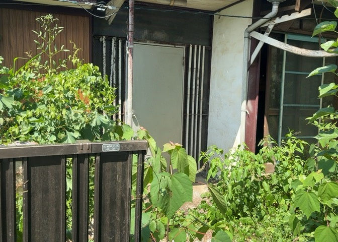 玄関は家の顔でもあり、家族以外の目にも止まる場所です。玄関は外との間を仕切る扉、靴などをしまっておく収納スペース、靴脱ぎのたたきスペース、来客とのやり取りをするドアホンなど複数のアイテムからなります。