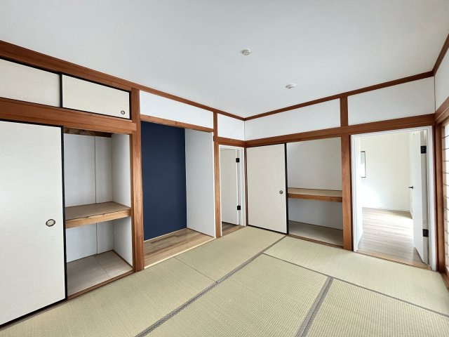1階和室は、来客用やお子様の遊び場としても活躍する落ち着きの空間。押し入れもありまる◎
