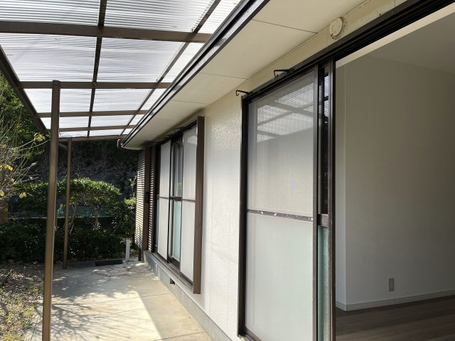 屋根付きテラスで雨の日も安心。お洗濯やくつろぎスペースとしても便利です。」