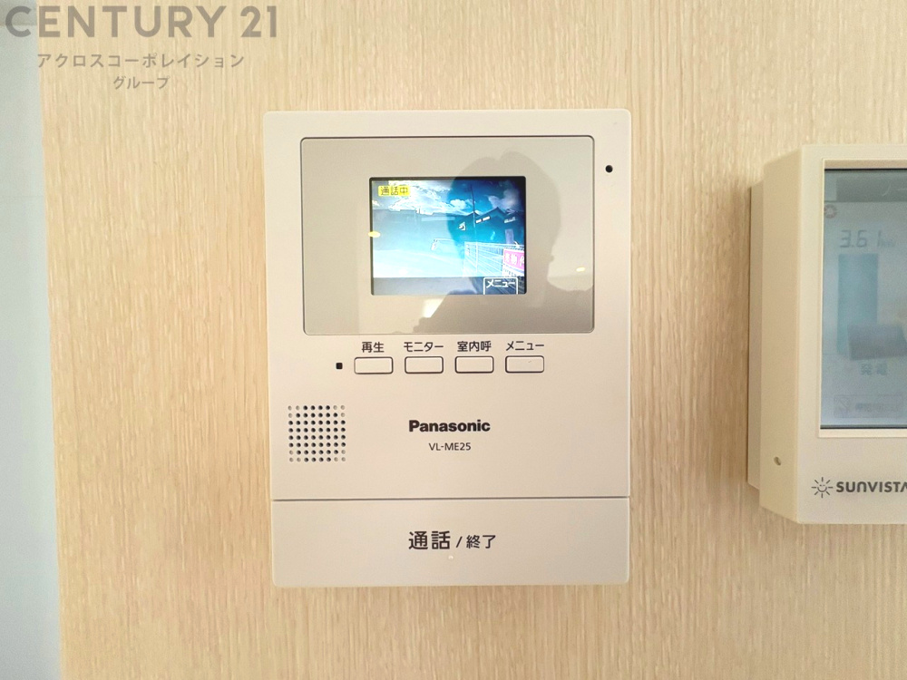 訪問者が来たときにテレビ画面で確認できるため、安心してドアを開けられます。録画機能があるものもあり、留守中に来訪者を記録しておくことができます。利便性が高く、セキュリティ面でも安心です。