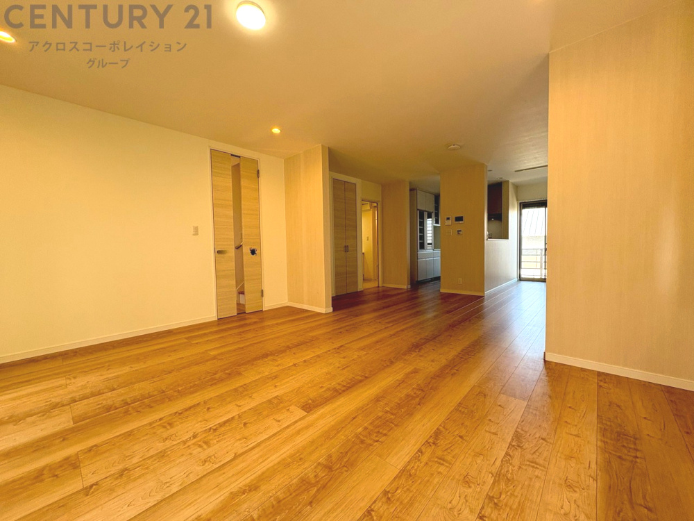 リビングダイニングは家族や友人とのコミュニケーションを楽しむ場所でくつろぎながら食事や会話を楽しめ、多目的に利用できリラックスできる空間です。家庭内の中心として機能し、快適な生活をサポートします。