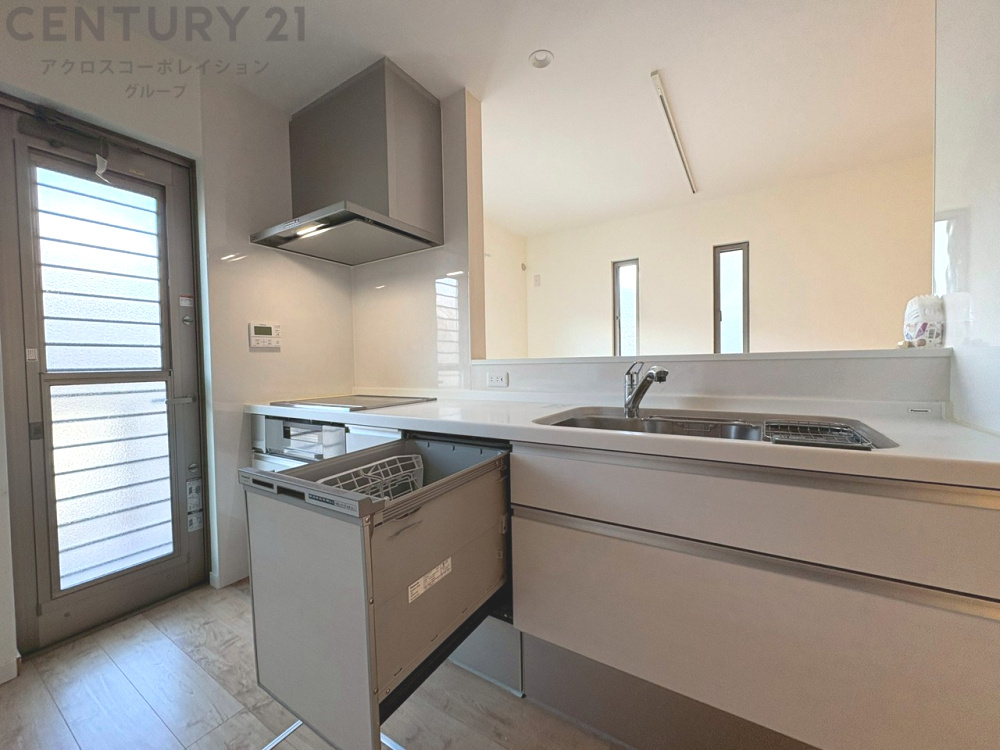 シンプルなデザインと使いやすさを兼ね備えた対面式システムキッチンは、効率的な作業スペースを提供し、家族やゲストとのコミュニケーションを促進します。