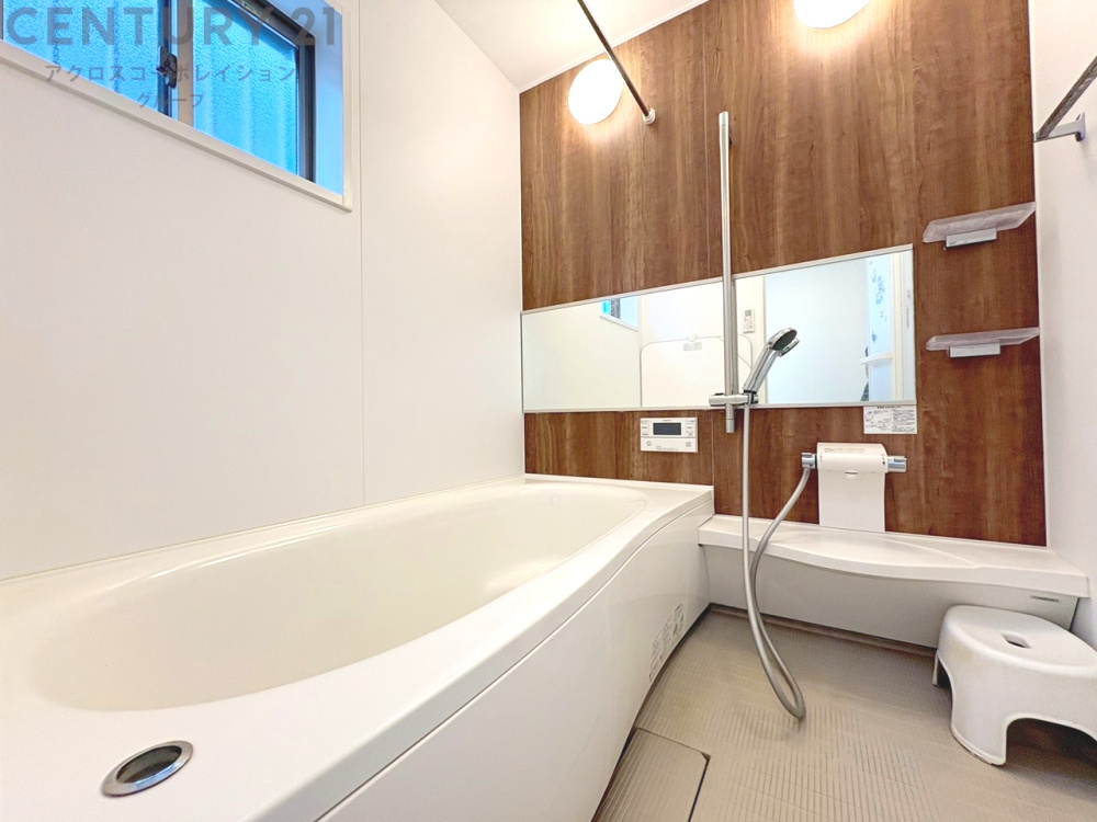 ユニットバスは省スペースでありながら、シンプルな設計と使いやすさを備え、簡便なメンテナンスが可能です。窓付きで換気にも便利です。またミラー・小物置き場もあり便利です。