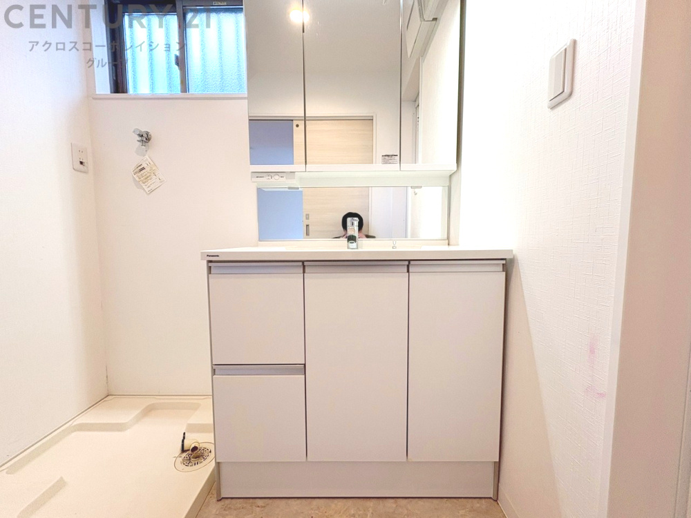 化粧品や洗顔料、歯ブラシなどの必需品をまとめて置ける収納スペースがあり、使用するたびに取り出す手間が省けます。また、水回りのため、濡れても大丈夫な素材が使用されており、お手入れが簡単です。